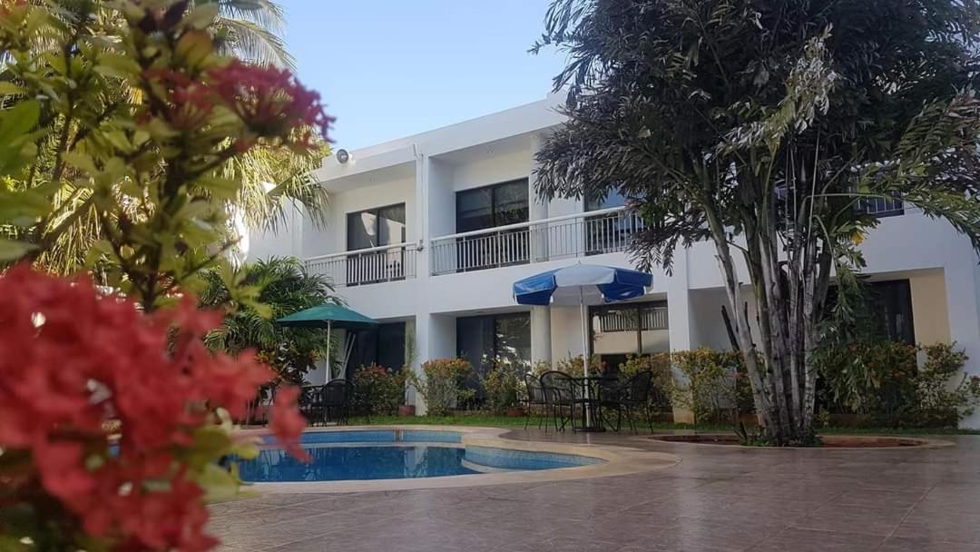 Hotel Holly Merida Bagian luar foto